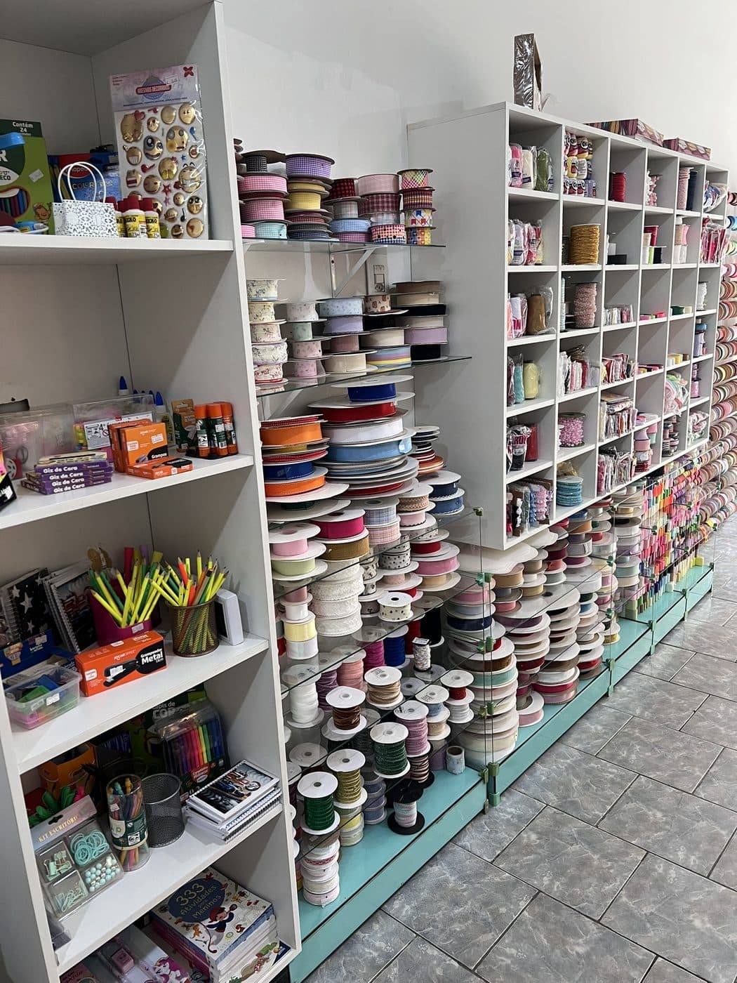 Expositores com materiais de artesanato