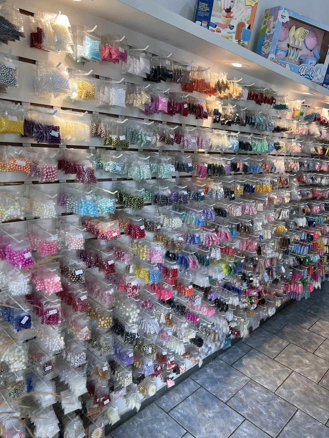 Painel com pérolas e miçangas