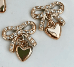 Aplique lacinho dourado com strass e pingente coração - unidade